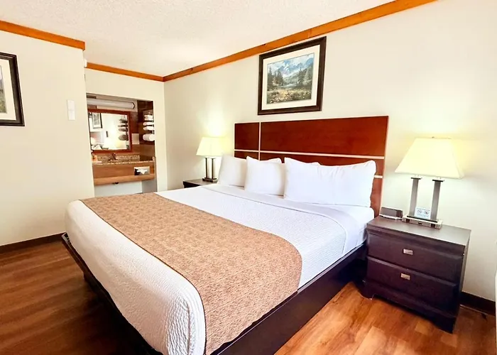 Travelodge By Wyndham Golden Sportsman Lodge